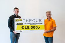 Jan Lammers (rechts) overhandigt de cheque van 15.000 euro aan Thomas van Lierop (foto Soooph Photography).